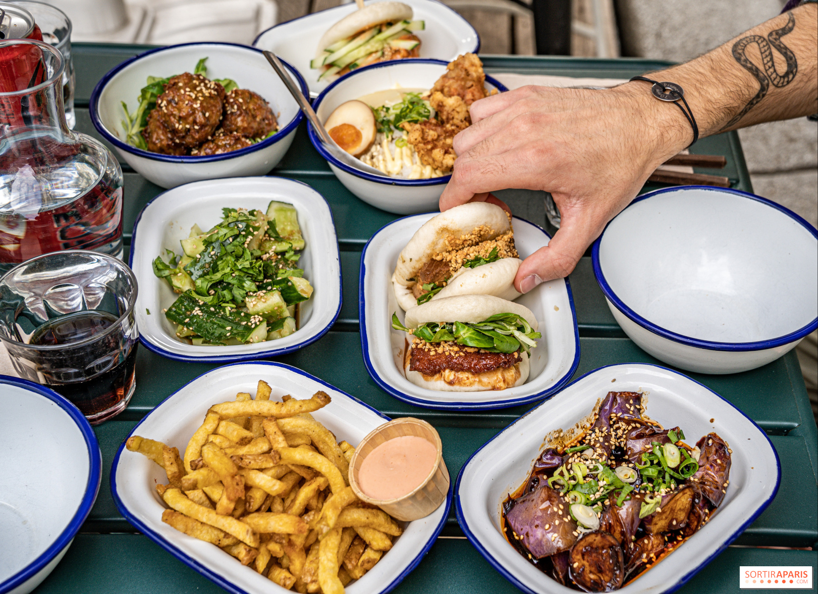 Cuisine De Rue Asiatique. Nourriture Frite À Emporter Sur Des