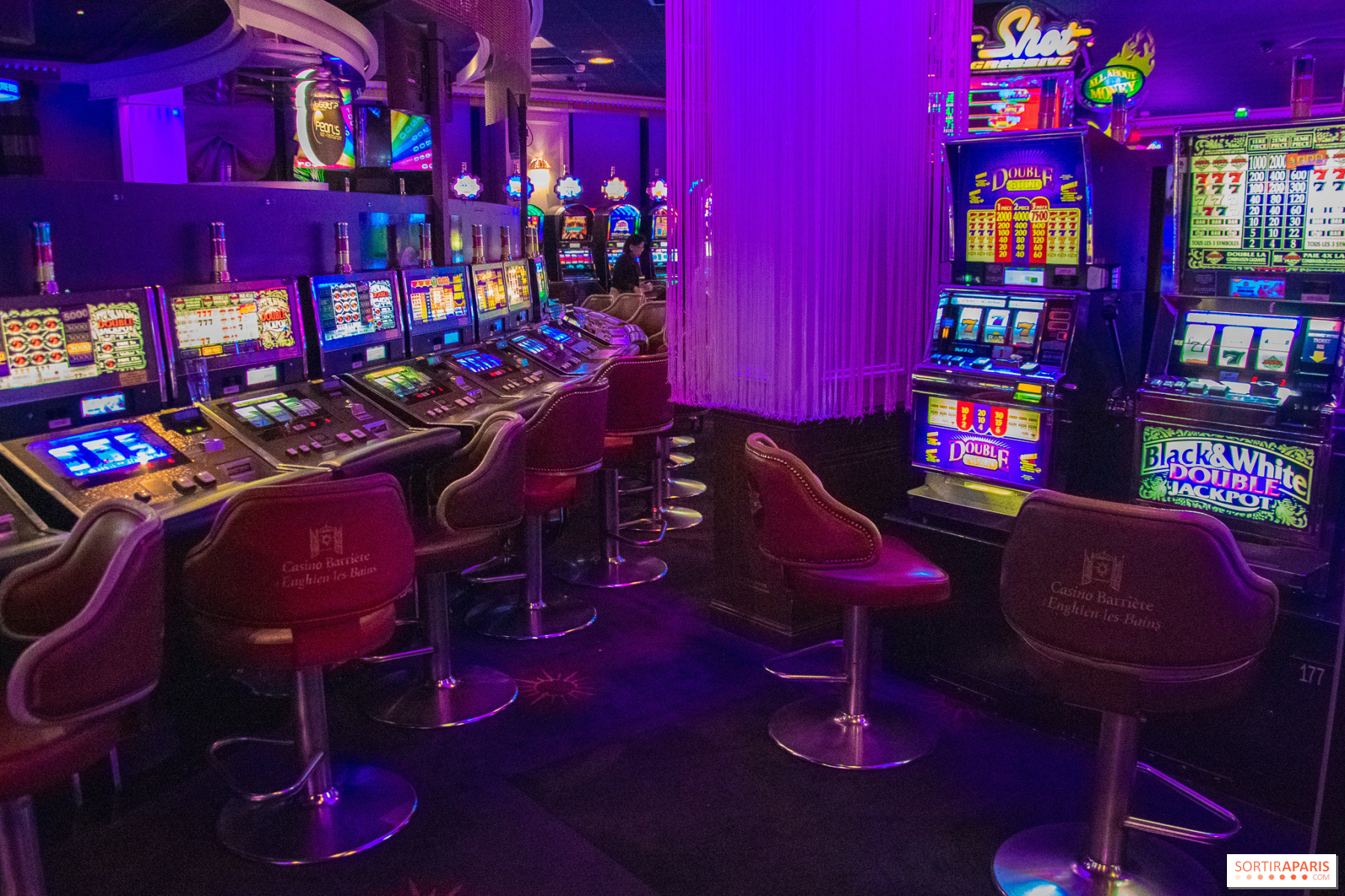 Jogar à roleta e slot machines no Casino Barrière em Enghien-les