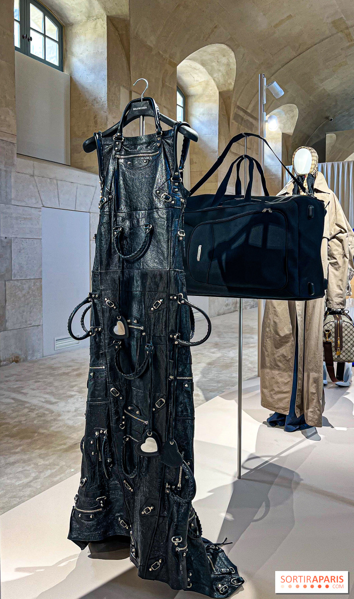 『バレンシアガ by デムナ』展 カタログ BALENCIAGA展@Paris バレンシアガ・バイ・デムナ』展、本人がキュレートした10年の