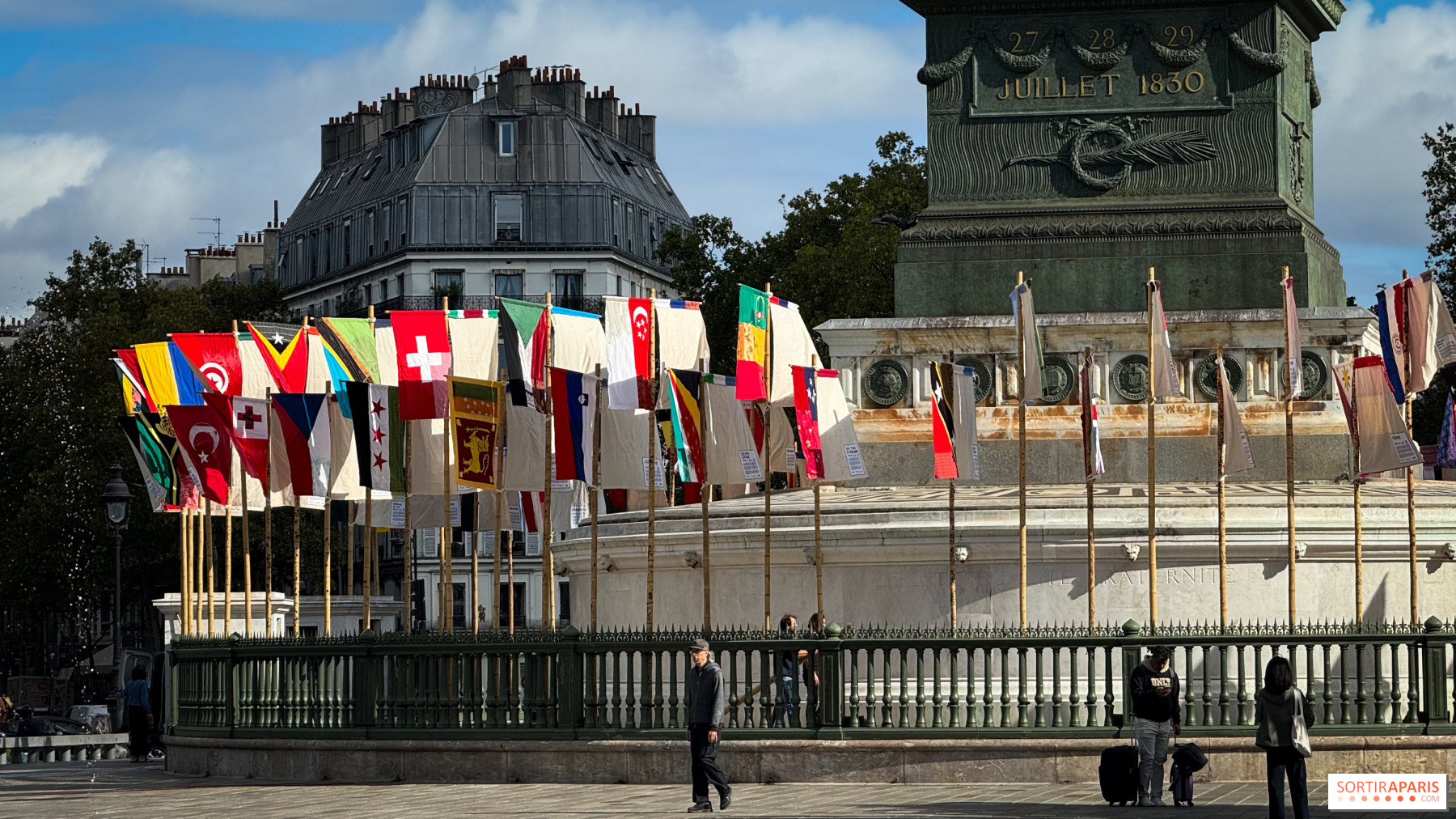 Paris Design Week 2026 : la Colonne de Juillet se pare de 196 drapeaux en textile recyclé