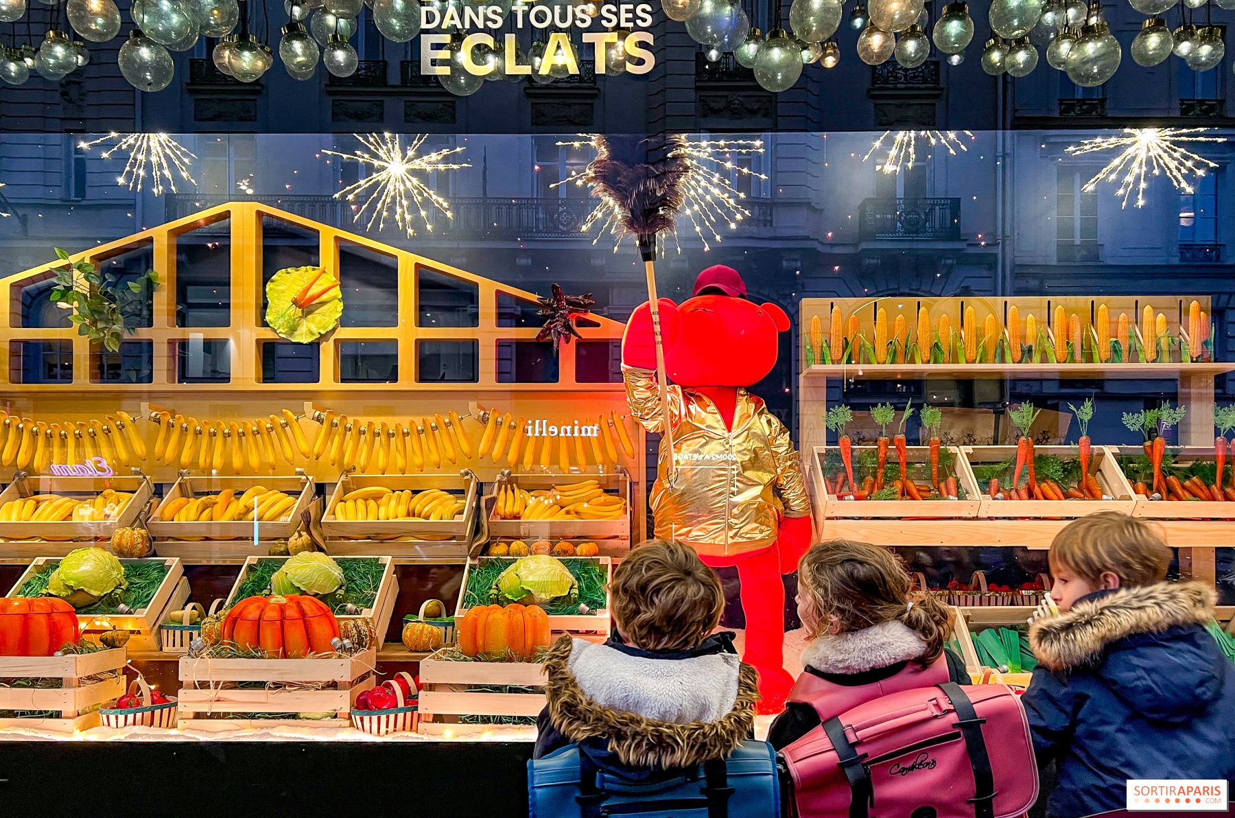 O bolo de férias é decorado com bolas douradas, brilhos dourados e