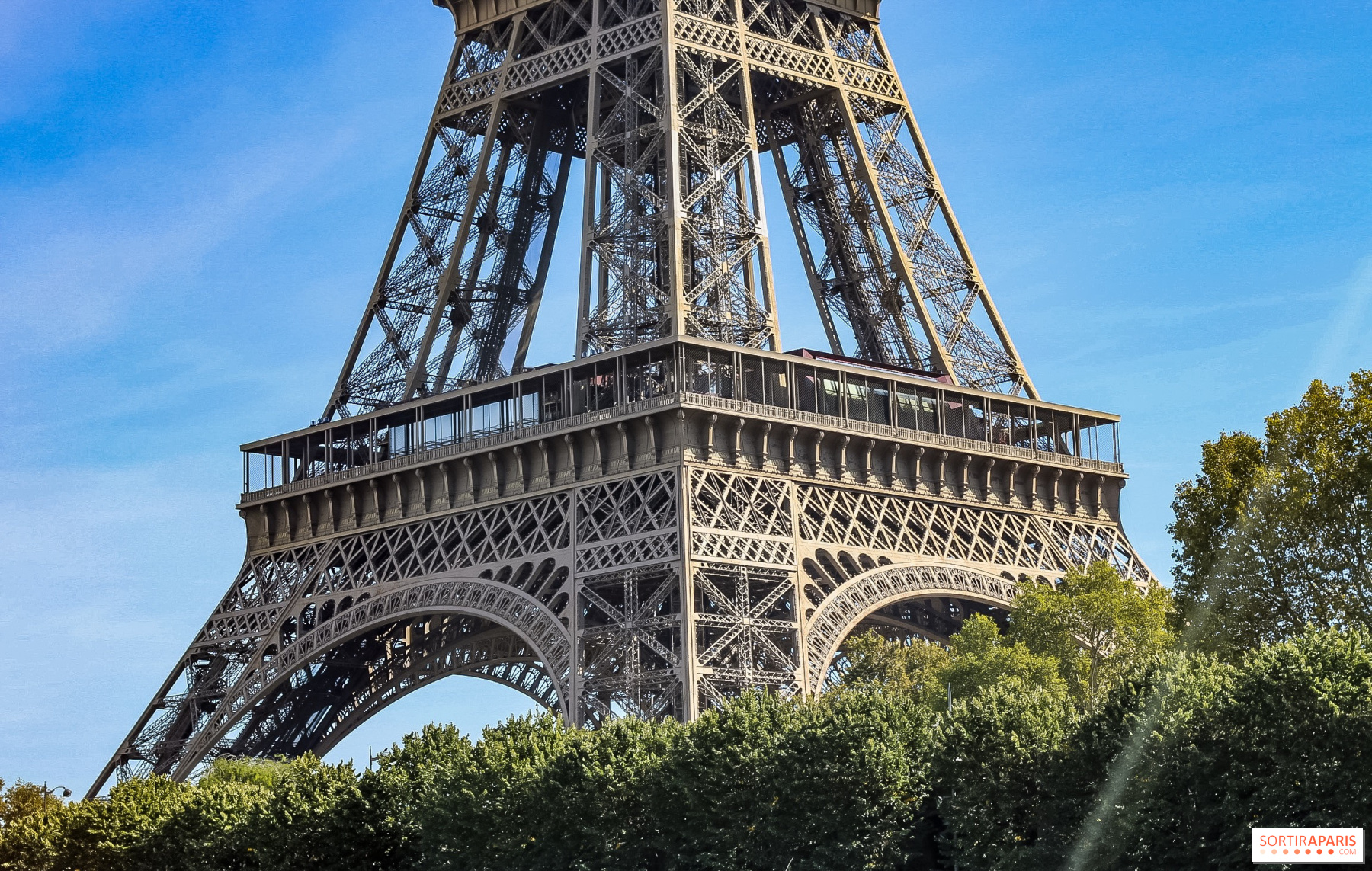 Explore the top of the Eiffel Tower - OFFICIAL website