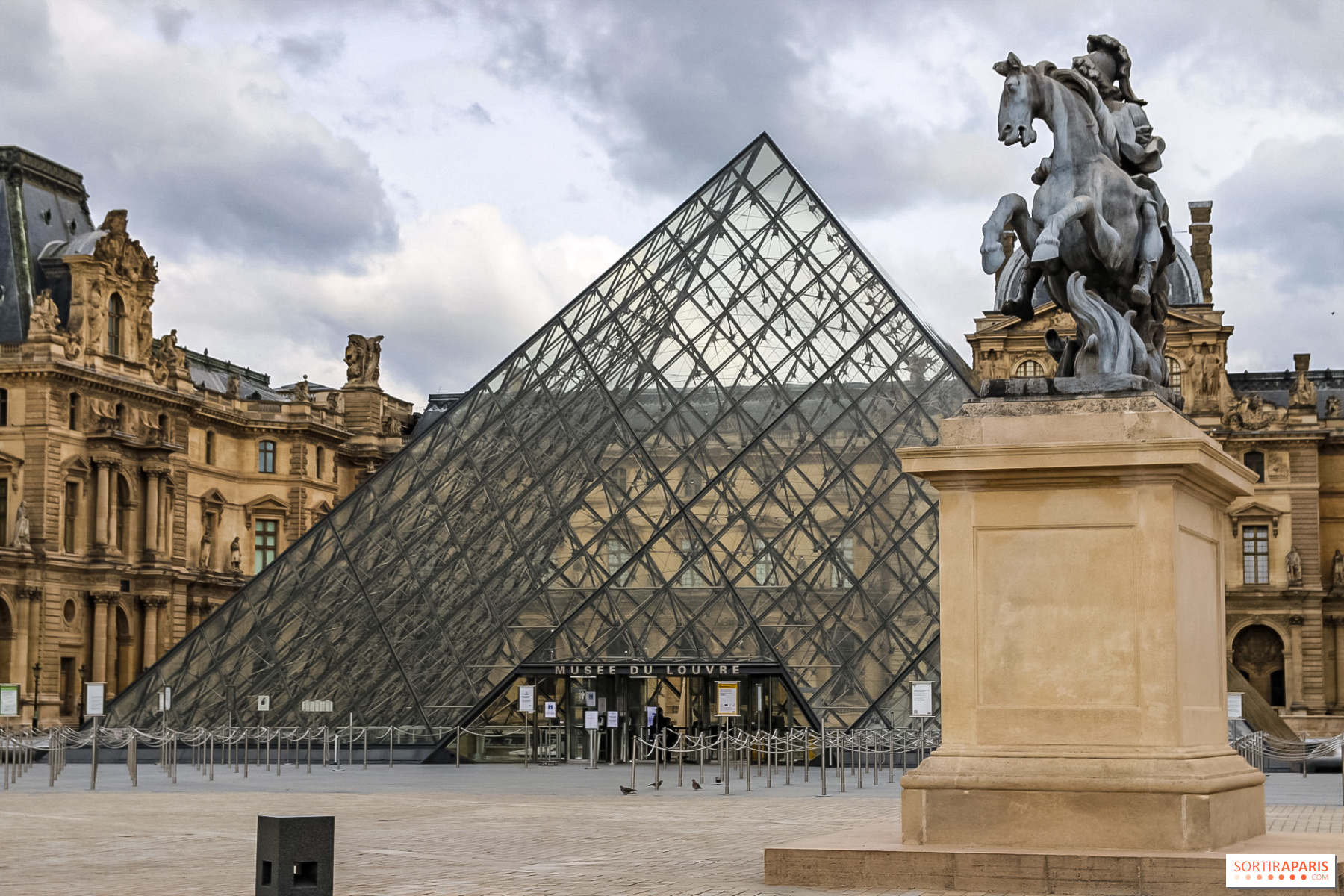 Le Louvre Museum In Paris Louvre Louvre Museum Museums