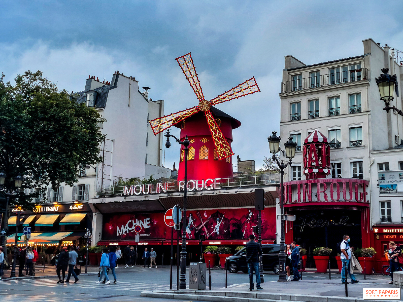 Le Moulin Rouge a repris ses ailes, avec French cancan et son et lumière au programme d’ouverture