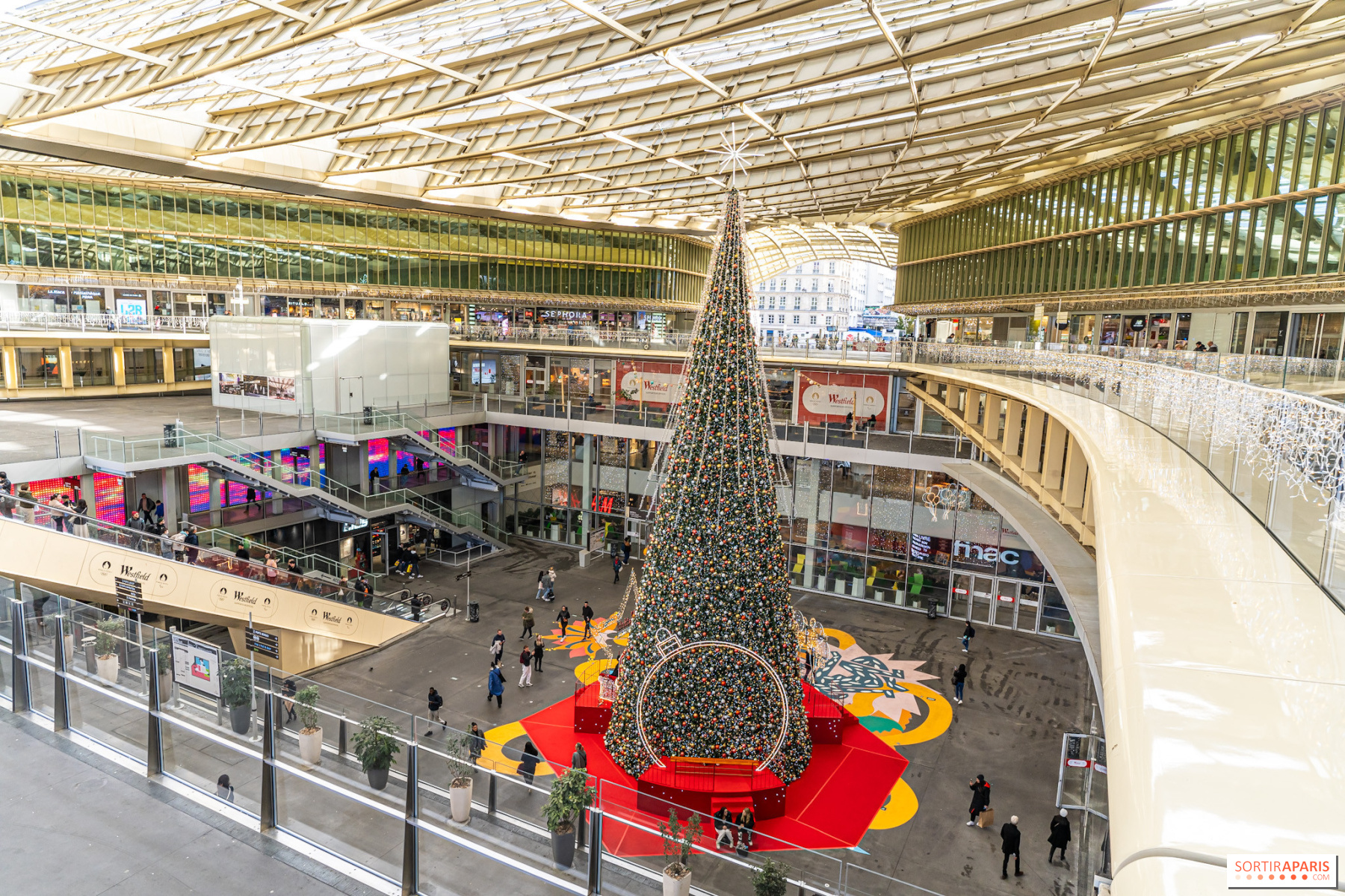 Convite para festa de natal para celebrar as férias de inverno em ambiente  festivo junto com amigos