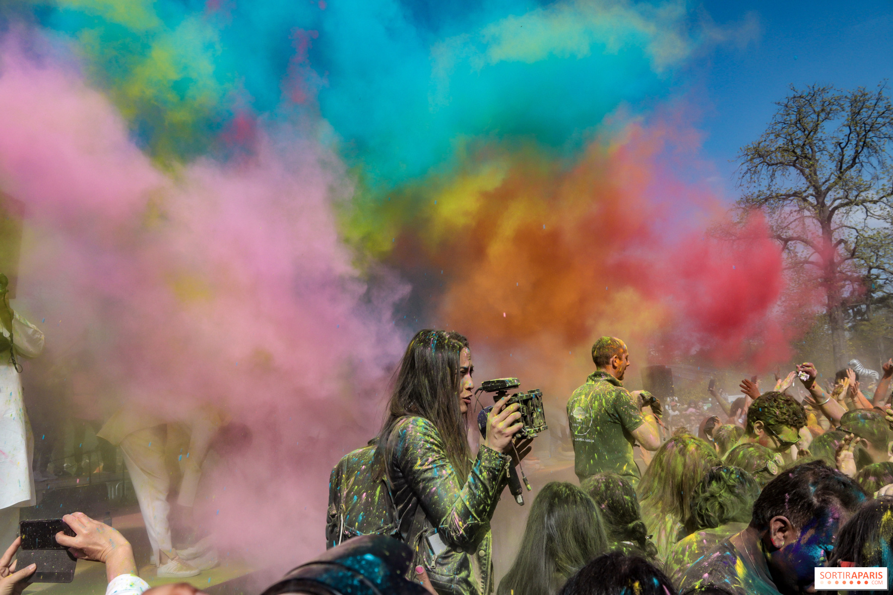 Indianos celebram o Holi, o festival da cor, apesar do coronavírus