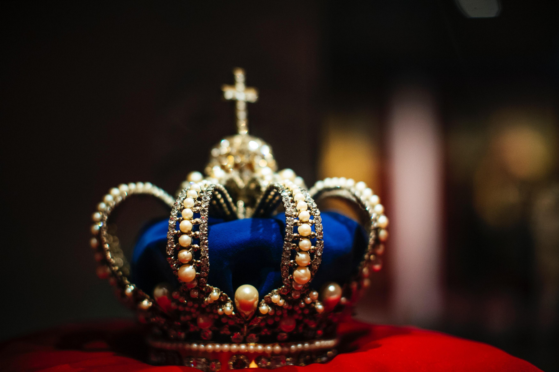 Les 5 secrets de la couronne de la reine d'Angleterre - Michaël
