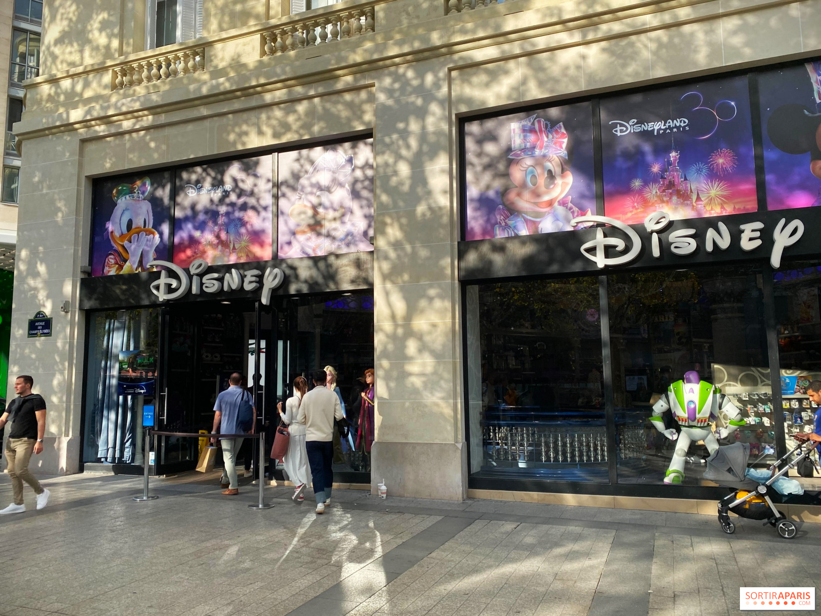 Le Disney Store pourrait fermer sur les Champs-Élysées : une quarantaine  d'emplois menacés - Le Parisien