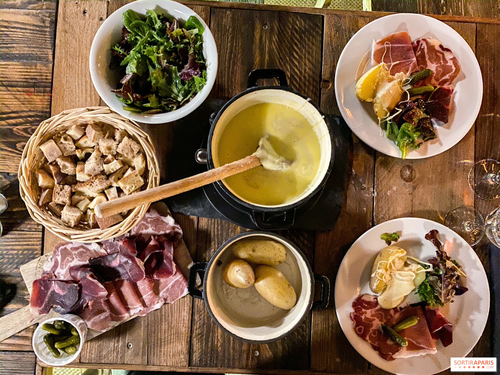Raclette, tartiflette et fondue, les bons restaurants de plats d'hiver à Paris
