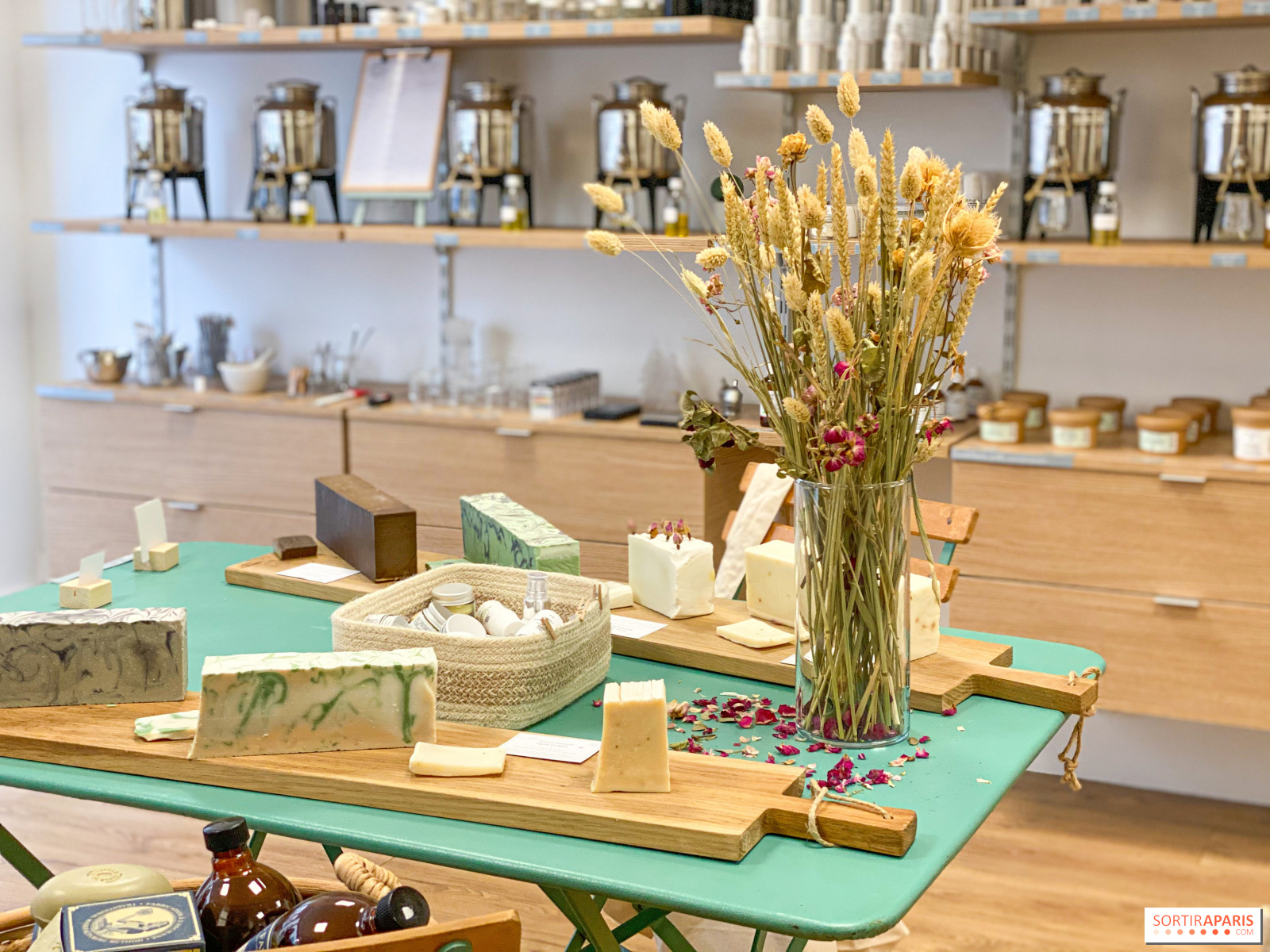 The Parisian concept store LUSH: fresh cosmetics, reasoned flowers and Spa!  