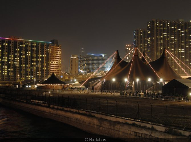 Les Cantiques du Corbeau：ジンガロ劇場でのバルタバによる馬術