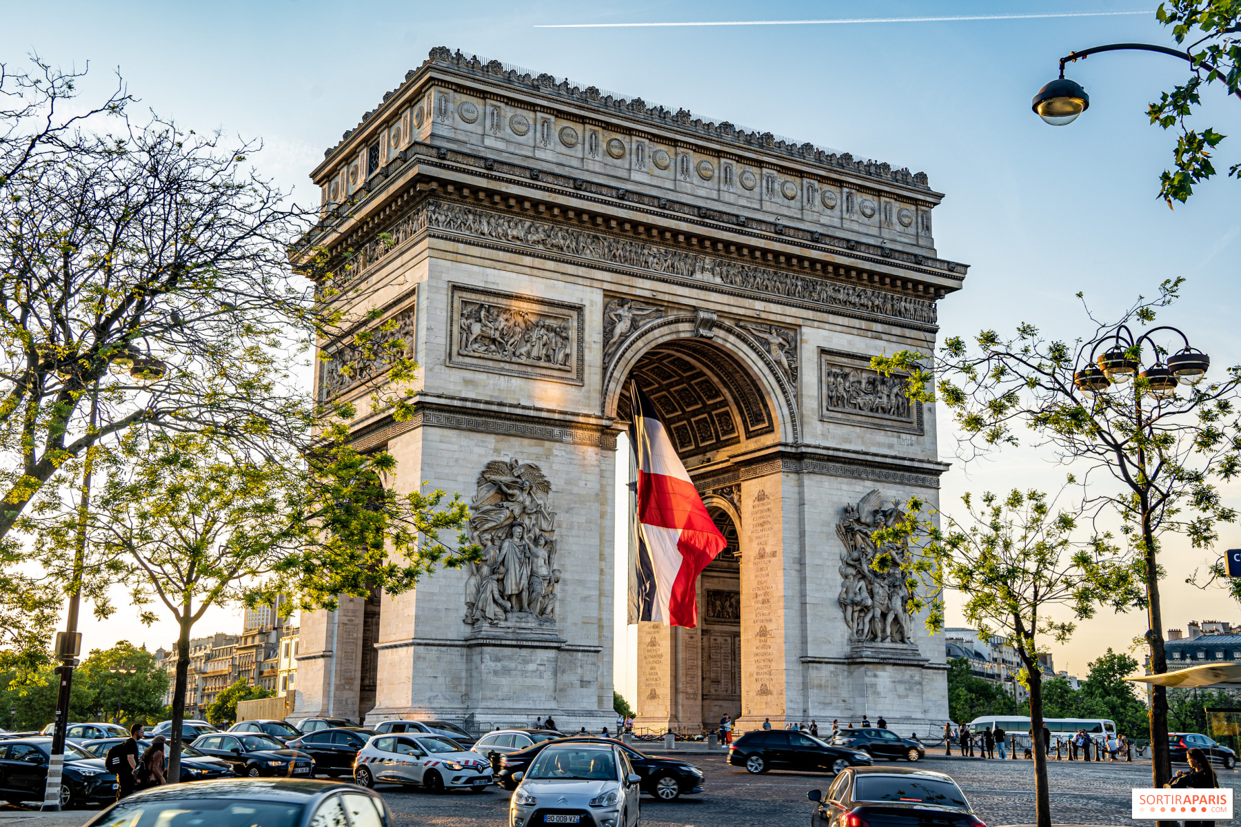 5月8日在巴黎：凯旋门和地铁关闭，禁止在该地区进行示威活动 
