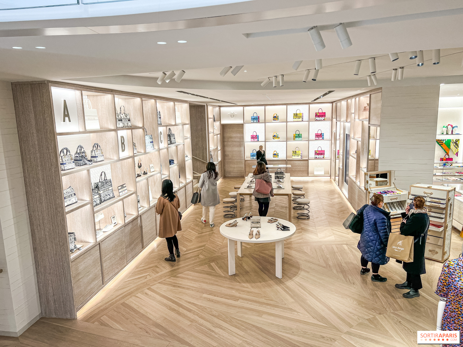 Louis Vuitton svela il nuovo volto della boutique in Avenue