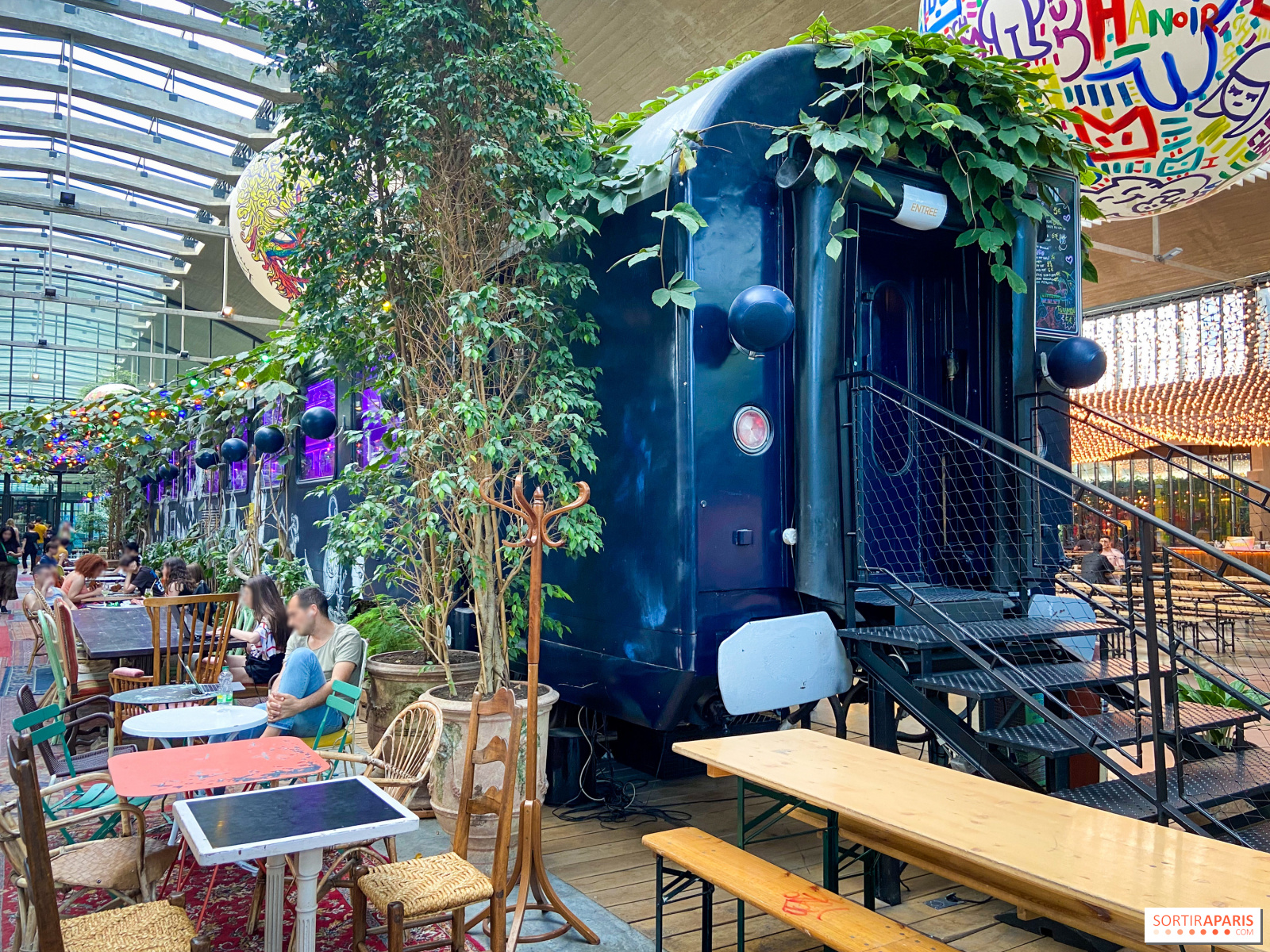 A dessert and ice cream train comes to a Big Mamma Food Court in Paris! 