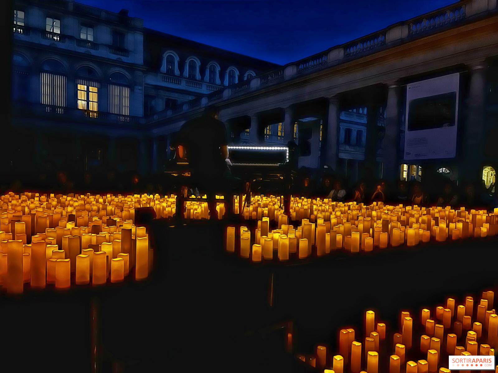 https://cdn.sortiraparis.com/images/80/98875/776529-candlelight-des-concerts-a-la-bougie-exceptionnels-en-open-air-au-palais-royal.jpg