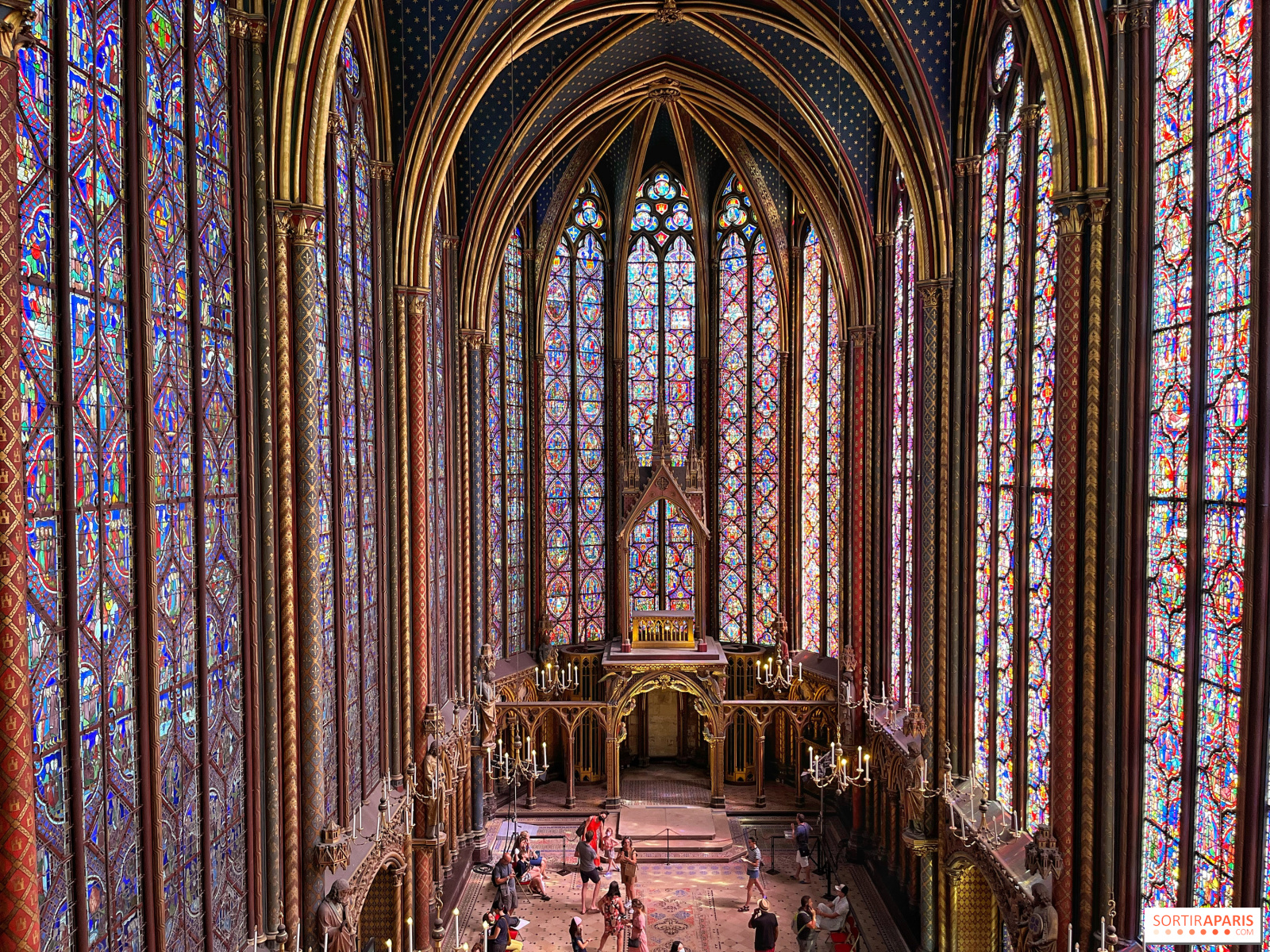 778419-la-sainte-chapelle-et-ses-1113-vitraux-un-veritable-joyau-gothique-a-paris.jpg