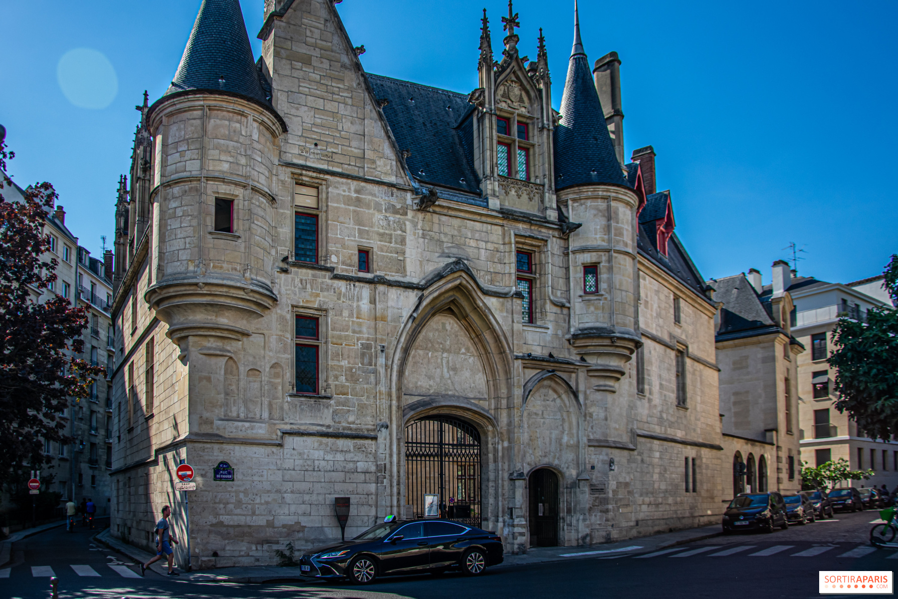 L’Hôtel de Sens, une demeure royale à l’architecture gothique cachée dans le marais à Paris