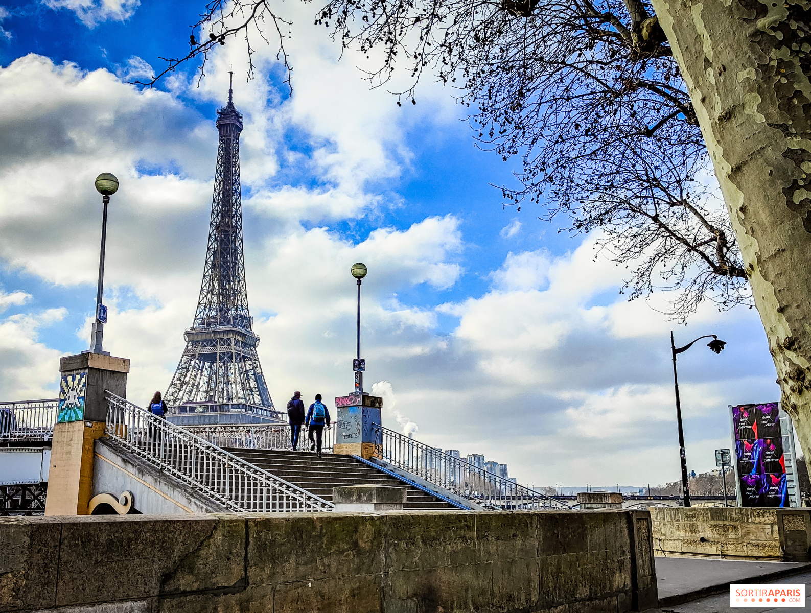 París rinde homenaje al paraguas, el accesorio más inglés