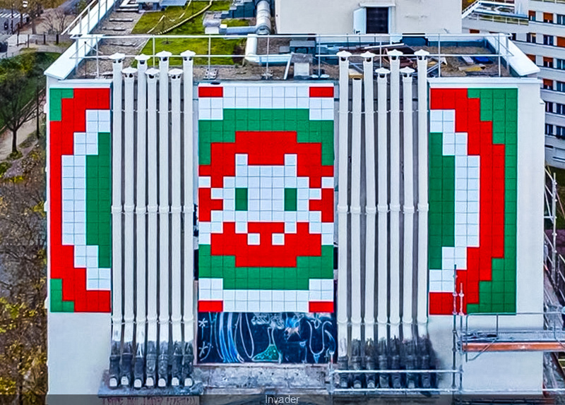 Street-art à Paris : Invader dévoile une œuvre géante au dessus de la place d’Italie